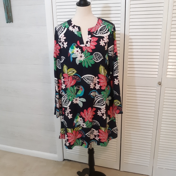 crown & ivy Dresses & Skirts - Crown & Ivy tropical parrot shift dress medium NWT